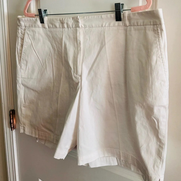 Talbots White Shorts - Size 18 - Like New Condition - Picture 3 of 9